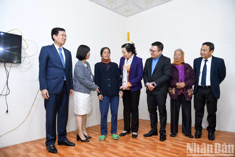 Los delegados visitan y alientan a las familias de las víctimas del Agente Naranja en la comuna de La Son, distrito de Binh Luc.