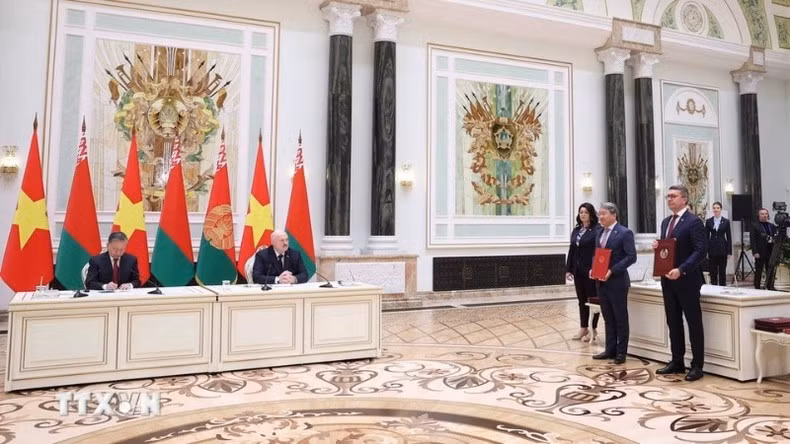 El secretario general del Partido Comunista de Vietnam, To Lam y el presidente de Bielorrusia, Aleksandr Lukashenko, presencian la ceremonia de entrega del Programa de Cooperación entre los Ministerios de Justicia de Vietnam y Bielorrusia para el período 2025-2027. (Foto: Thong Nhat/VNA)
