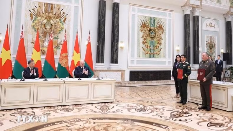 El secretario general del Partido Comunista de Vietnam, To Lam y el presidente de Bielorrusia, Aleksandr Lukashenko, presencian la ceremonia de intercambio de la Carta de Intención sobre la mejora de la cooperación en la formación de personal militar y expertos entre los Ministerios de Defensa de Vietnam y Bielorrusia. (Foto: Thong Nhat/VNA)