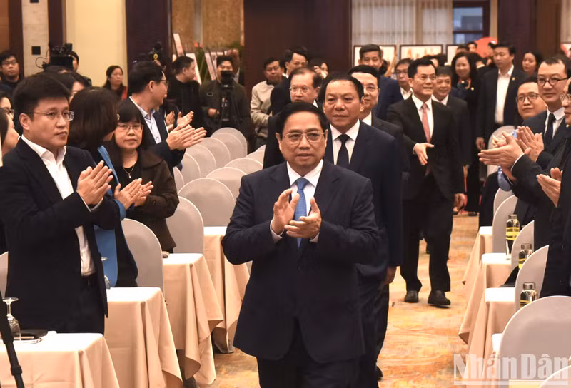 El primer ministro vietnamita, Pham Minh Chinh, llega a la cita.