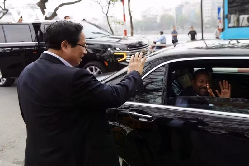 El primer ministro Pham Minh Chinh despide a su homólogo etíope, Abiy Ahmed Ali. (Foto: VOV)