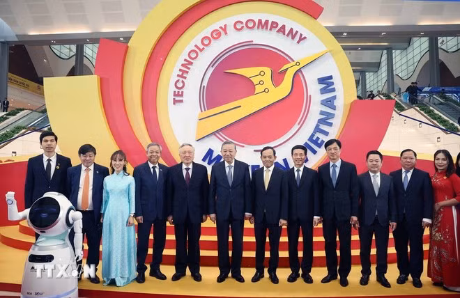 El secretario general del Partido Comunista de Vietnam, To Lam, y los delegados en la cita. (Foto: Thong Nhat/VNA)