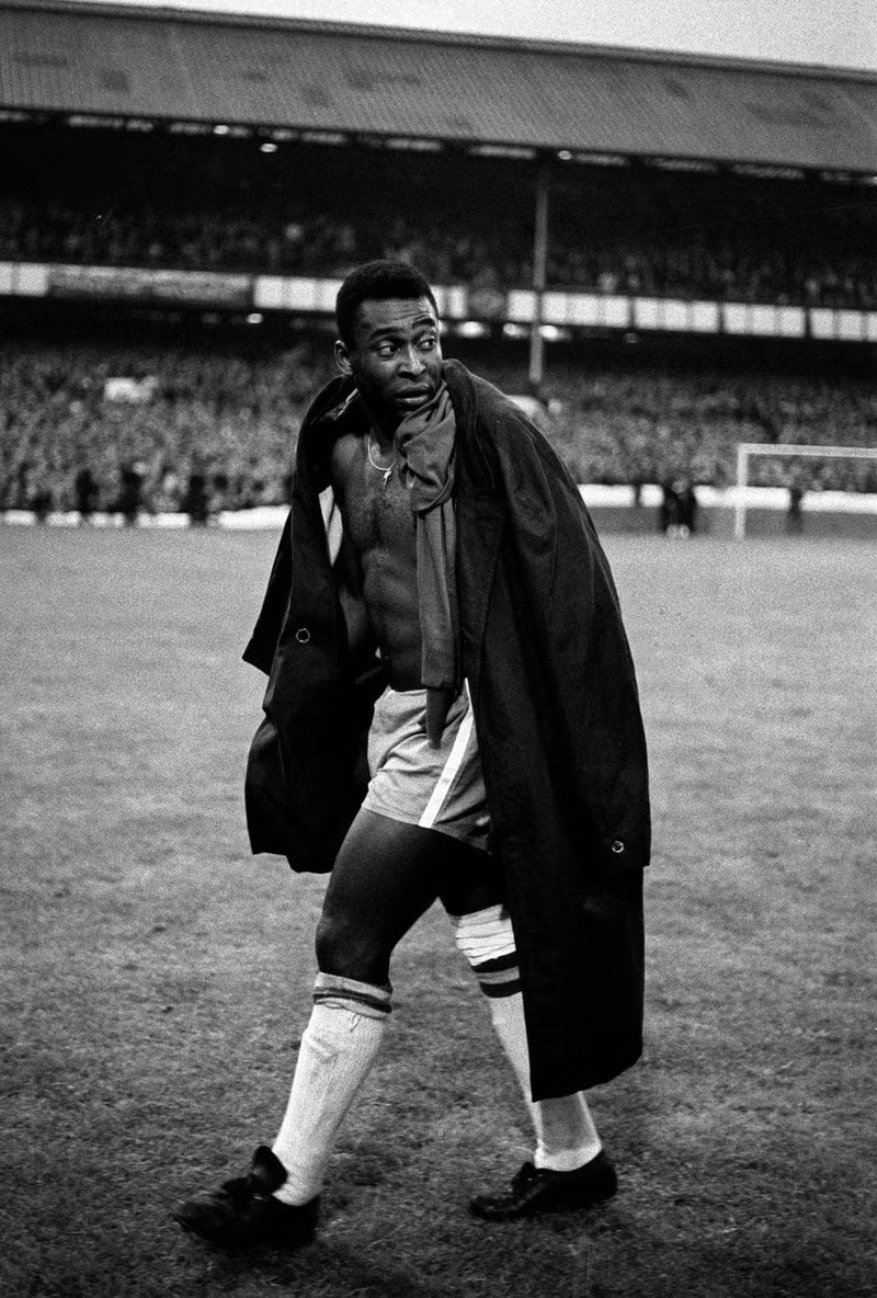 Pelé en el estadio de Goodison Park (Reino Unido) cuando Brasil perdió 3-1 ante Portugal en la Copa Mundial. Salió del campo y declaró que era el último Mundial de su vida. Cuatro años después, al darse cuenta de su papel en la historia del fútbol, cambió de opinión... (Fotografía: PA)