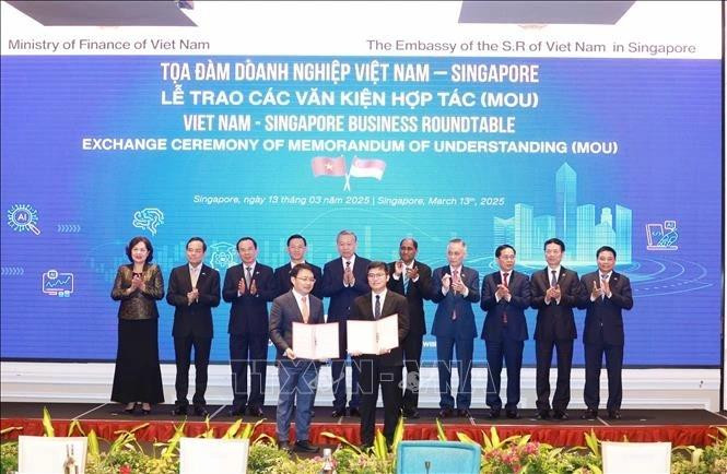 El secretario del Partido Comunista de Vietnam (PCV), To Lam, presencia la ceremonia de entrega de documentos de cooperación entre las organizaciones y empresas de los dos países (Foto: VNA)