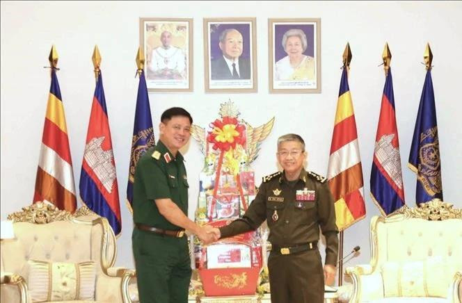 El teniente general Nguyen Truong Thang (izquierda) y el general Chay Saingyun, secretario de Estado del ministerio de Defensa Nacional de Camboya (Foto: VNA)