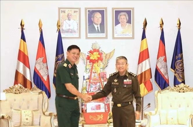 El teniente general Nguyen Truong Thang (izquierda) y el general Chay Saingyun, secretario de Estado del ministerio de Defensa Nacional de Camboya (Foto: VNA)