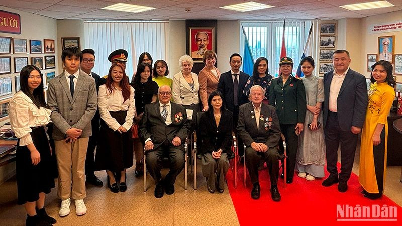 La cónsul general de Vietnam en Ekaterimburgo, Nguyen Mai Huong, y los delegados se toman una foto de recuerdo.