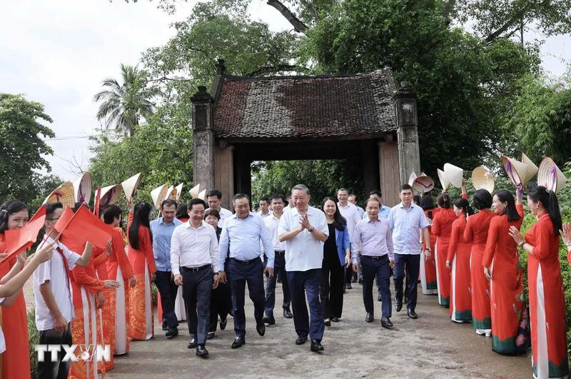 El presidente vietnamita To Lam visita la antigua aldea de Duong Lam. (Foto: VNA)