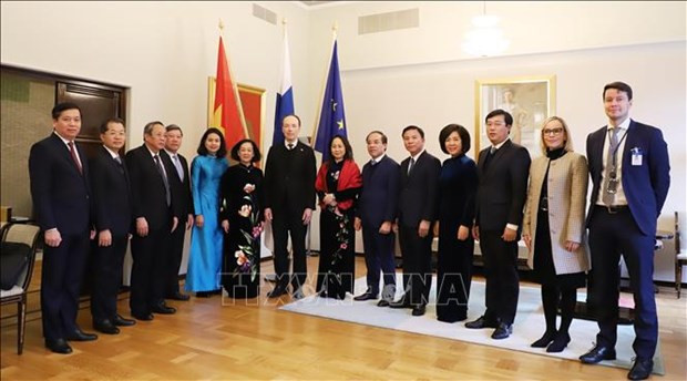 La miembro del Buró Político, permanente del Secretariado del Comité Central del Partido Comunista de Vietnam, y jefa de su Comisión de Organización, Truong Thi Mai (sexta desde la izquierda), en la reunión con el presidente del Parlamento finlandés, Jussi Halla-Aho (séptimo, desde la izquierda) (Foto: VNA)