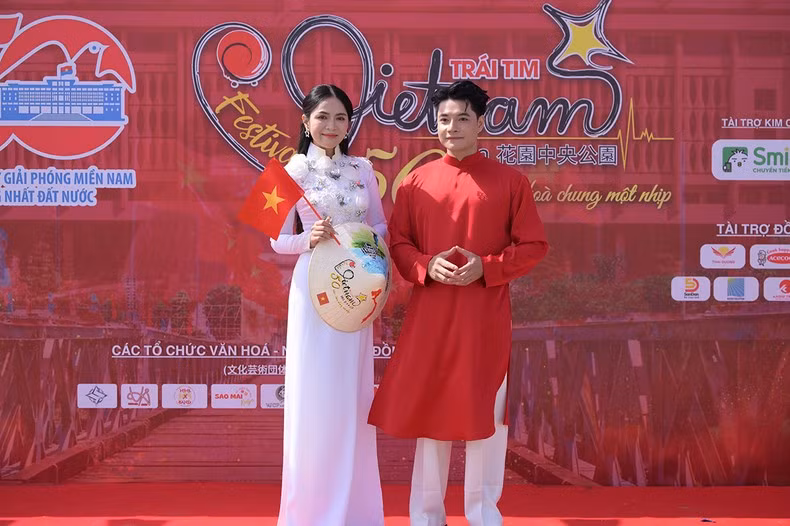 El cantante Duyen Quynh y el MC Phuc Anh.