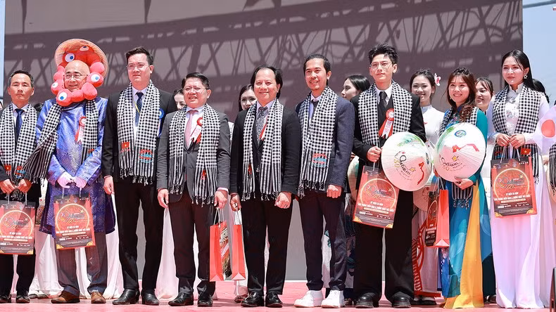 Los organizadores entregan sombreros cónicos y bufandas a los delegados y artistas asistentes al programa.