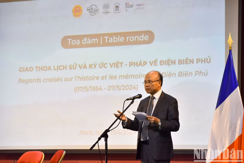 El embajador de Vietnam en Francia, Dinh Toan Thang, habla en el evento. (Foto: Nhan Dan)
