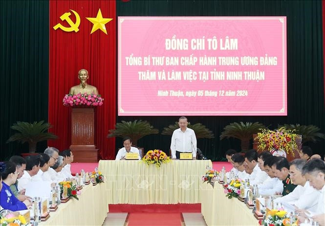 El secretario general del Partido Comunista de Vietnam, To Lam, se reúne con el Buró Ejecutivo del Comité partidista de la provincia de Ninh Thuan. (Foto: VNA)