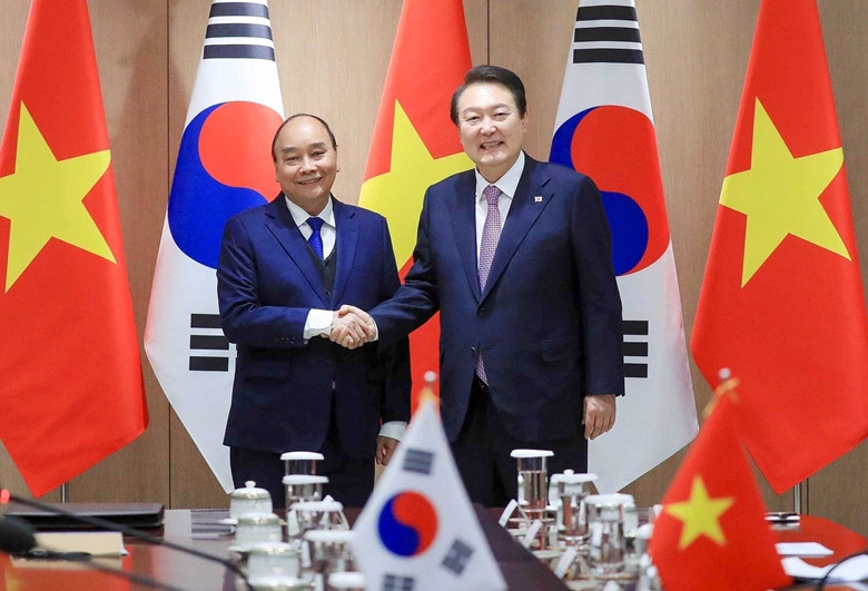 El presidente de Vietnam, Nguyen Xuan Phuc, y su homólogo de Corea del Sur, Yoon Suk-yeol (Fotografía: dangcongsan.vn)