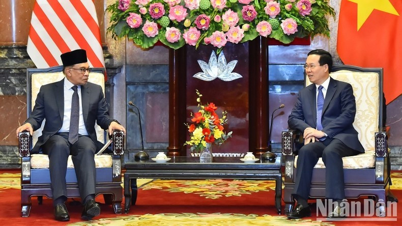 El presidente de Vietnam, Vo Van Thuong, recibe en Hanói al primer ministro de Malasia, Anwar Ibrahim (Foto: Nhan Dan)