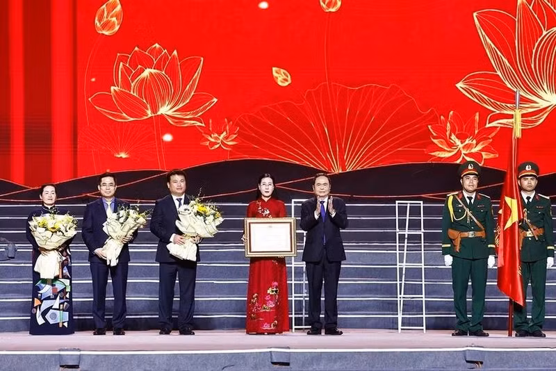 El presidente de la Asamblea Nacional (AN) de Vietnam, Tran Thanh Man, entrega la Orden del Trabajo de primera clase al Comité del Partido Comunista, el gobierno y el pueblo de Quang Ngai. (Fuente: VNA)