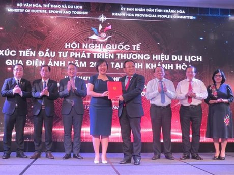 La entrega del memorando de entendimiento sobre la construcción de un estudio cinematográfico en Khanh Hoa (Foto: VNA)