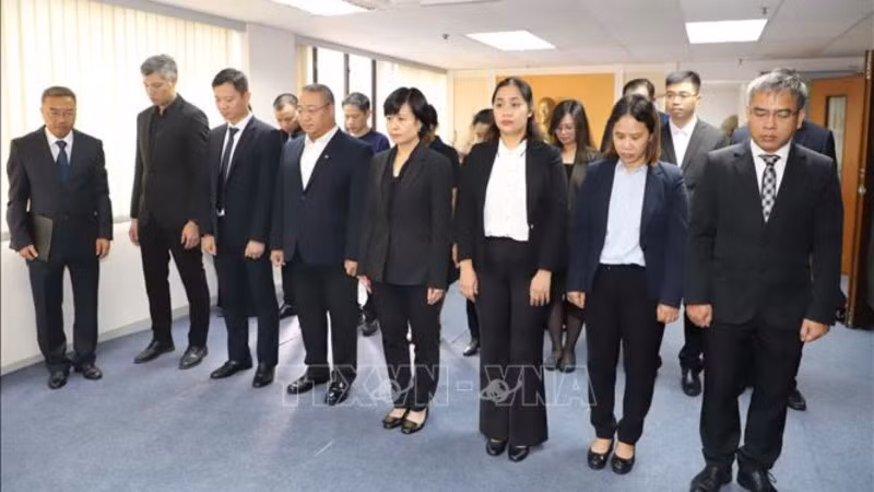 Funcionarios del Consulado General de Vietnam en Hong Kong y Macao (China) en el acto de homenaje.