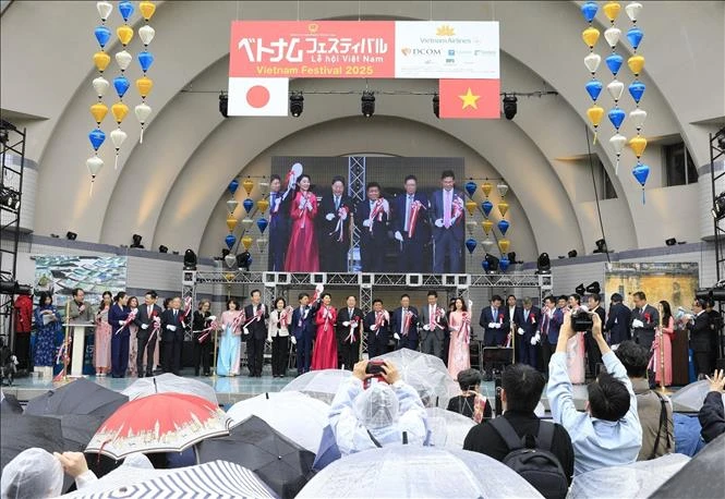 Los delegados cortan la cinta inaugural del Festival de Vietnam 2025 en Japón. (Foto: VNA)