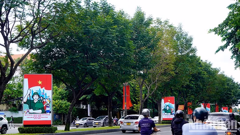 Se colocó en la calle de Truong Son muchas pantallas LED que muestran imágenes para celebrar el Día Nacional.