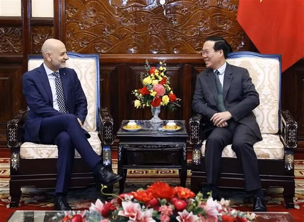 El presidente de Vietnam, Vo Van Thuong, recibe en Hanói al embajador de Italia, Antonio Alessandro. (Foto: VNA)