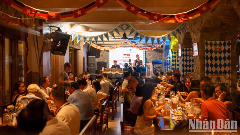 El Festival de la Cerveza Alemana atrae a numerosos turistas y ciudadanos locales.