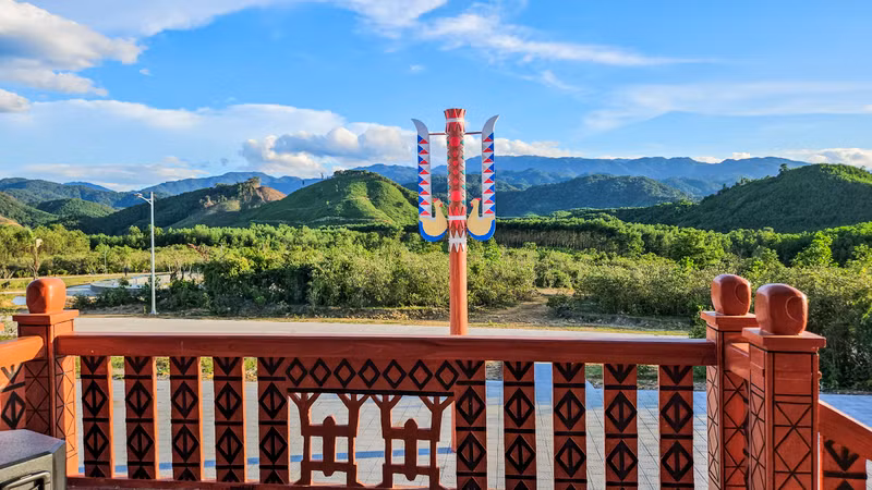 El majestuoso paisaje de las montañas y bosques de A Luoi visto desde la Aldea cultural de minorías étnicas del distrito.