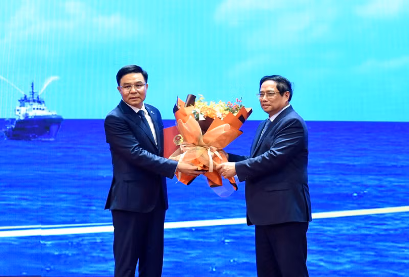 El jefe de Gobierno vietnamita entrega la decisión de nombrar a Le Manh Hung, miembro de la junta de administración y director general del Grupo Nacional de Petróleo y Gas de Vietnam (PVN), como presidente de la junta directiva.