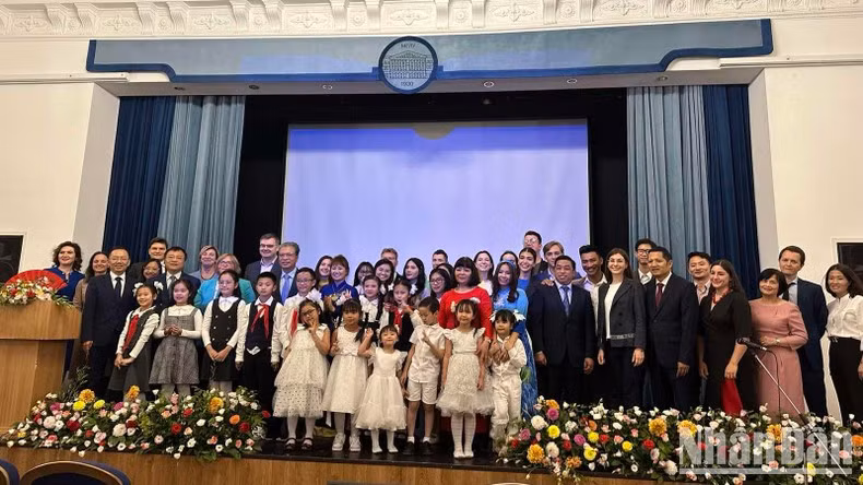 Los delegados y estudiantes participantes interpretan la canción "Como si estuviera el Tío Ho en el Día de la gran victoria" en idioma vietnamita. (Foto: Thuy Van) Los delegados y estudiantes participantes interpretan la canción "Como si estuviera el Tío Ho en el Día de la gran victoria" en idioma vietnamita. (Foto: Thuy Van)