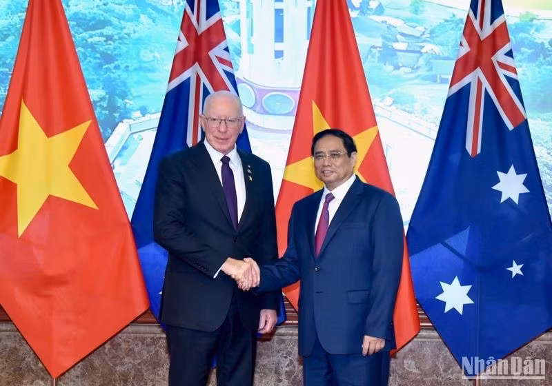 El primer ministro de Vietnam, Pham Minh Chinh (derecha), se reúne con el gobernador general de Australia, David Hurley (Foto: Nhan Dan)