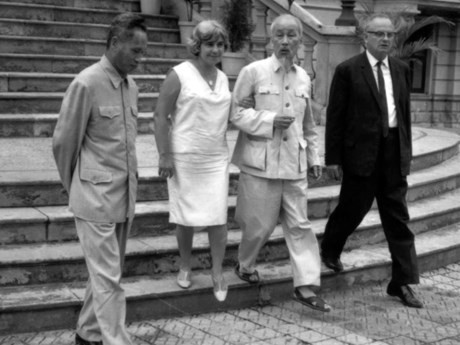 El periodista Wilfred Burchett y su esposa se toman una foto con el Presidente Ho Chi Minh y el primer ministro Pham Van Dong en Hanoi en mayo de 1966. (Fotografía: VNA)