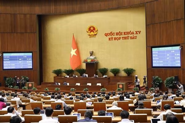 La Asamblea Nacional de Vietnam aprueba la Resolución sobre el Plan de Desarrollo Socioeconómico 2024. (Foto: VNA)