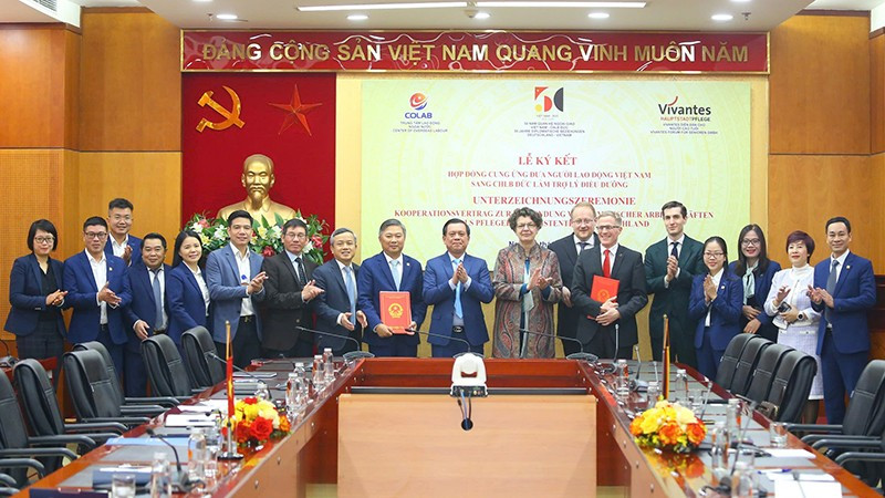 El viceministro del Interior, Nguyen Ba Hoan, y la embajadora de Alemania en Hanói, Helga Margarete Barth, presencian la ceremonia de firma del contrato entre las dos entidades. (Foto: Moha)