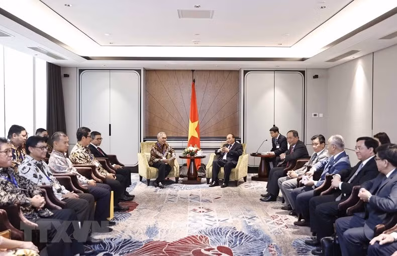 Xuan Phuc en la reunión con Budiarsa Sastrawinata, director general del Grupo Ciputra. Xuan Phuc entrega regalo a Budiarsa Sastrawinata