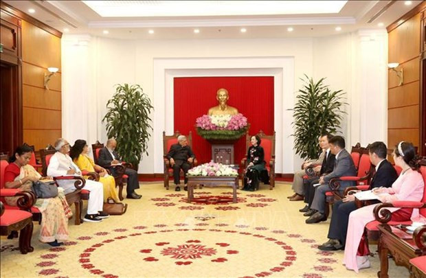 La integrante del Buró Político y miembro permanente del Secretariado del Comité Central del PCV, Truong Thi Mai, recibe a Sitaram Yechury, secretario general del Partido Comunista de la India-Marxista (PCI-M).