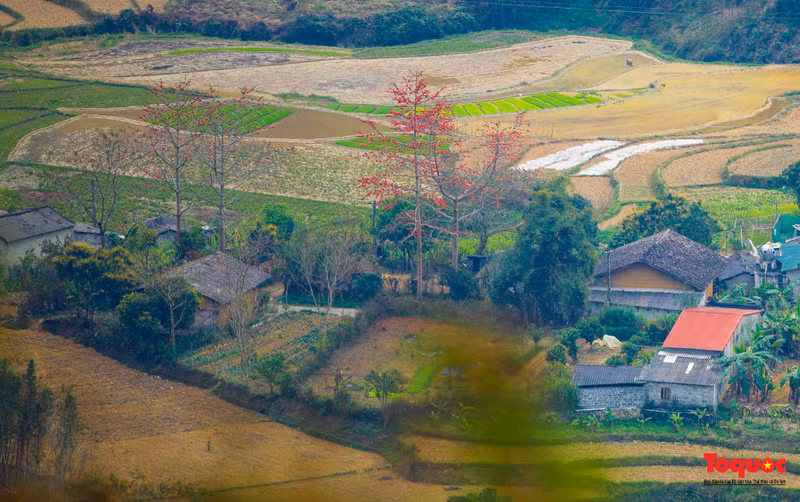 No es difícil ver las hileras del Moc Mien encendiendo fuegos a lo largo de las aldeas en la meseta rocosa.