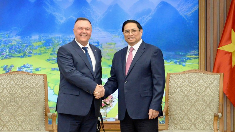El primer ministro vietnamita, Pham Minh Chinh, recibie al presidente de la Federación Internacional de Asociaciones de Transitarios (FIATA), Ivan Petrov (Foto:VNA)