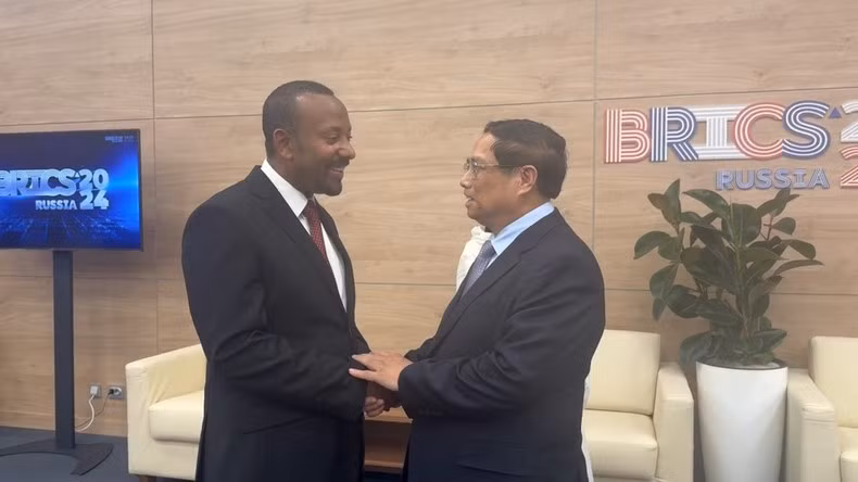 El primer ministro vietnamita, Pham Minh Chinh (derecha), y su homólogo etíope, Abiy Ahmed. (Foto: VGP)