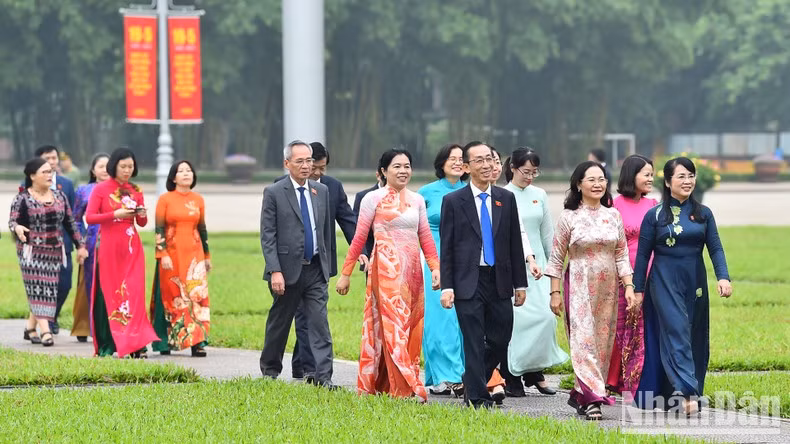 Delegados de la Asamblea Nacional de Ciudad Ho Chi Minh antes de la ceremonia de apertura del séptimo período de sesiones de la Asamblea Nacional de la XV legislatura.