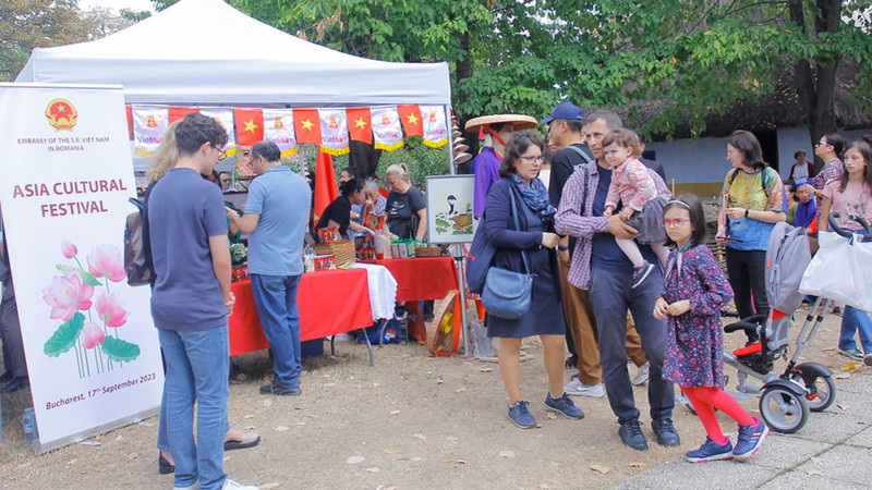 Visitantes en el stand de Vietnam (Foto: baoquocte.vn)