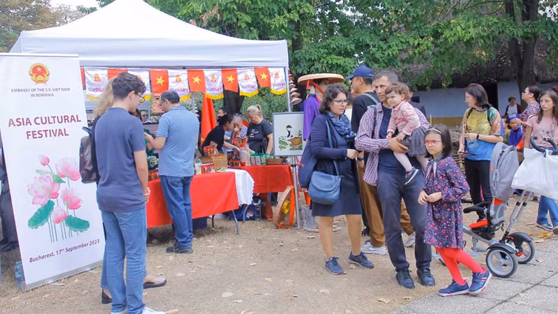 Visitantes en el stand de Vietnam (Foto: baoquocte.vn)