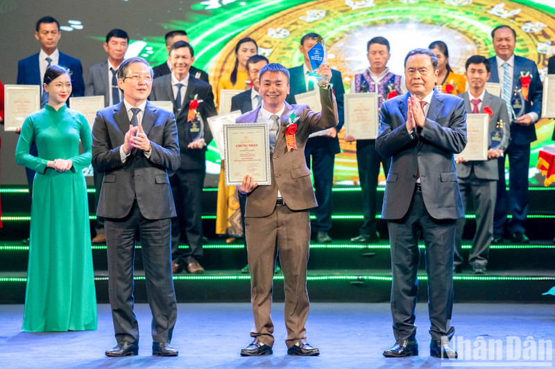 El presidente de la Asamblea Nacional de Vietnam, Tran Thanh Man y el presidente de la AAV, Luong Quoc Doan, entregan certificados de reconocimiento a agricultores excelentes (Foto: Nhan Dan)