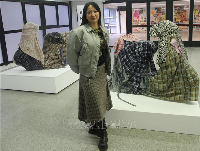 Tra My Nguyen presenta obras de arte en BIENALSUR. (Foto: VNA)