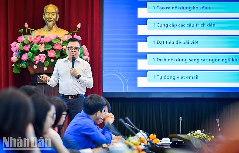 El presidente-editor del periódico Nhan Dan, Le Quoc Minh, habla en la cita