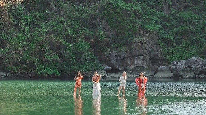 El cuarteto de cuerdas Bond interpreta su música en la isla de Mat Rong (Ojos de Dragón). (Foto proporcionada por IB Group)