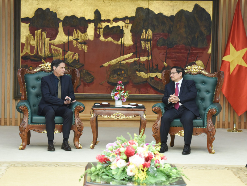 El primer ministro vietnamita, Pham Minh Chinh (derecha) y Klaus Zellmer, presidente del Grupo Skoda Auto (Foto: Nhan Dan)