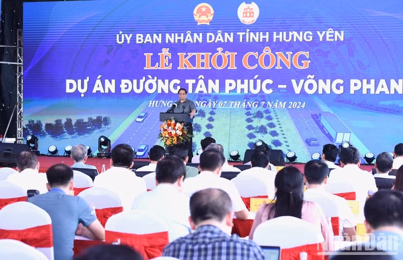 En la ceremonia de inauguración, Minh Chinh solicita a la provincia de Hung Yen continuar enfocándose en completar el desbroce del terreno y reasentamiento.