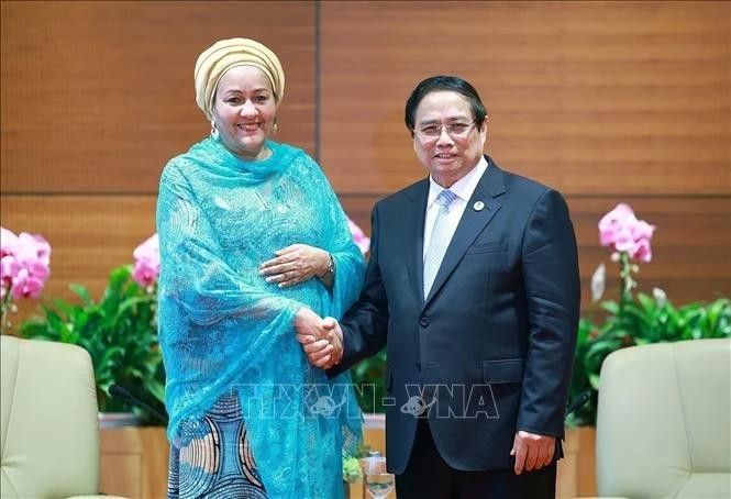 El primer ministro de Vietnam, Pham Minh Chinh, y Amina Mohammed, vicesecretaria general de la ONU (Foto: VNA)