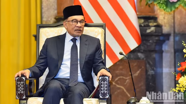 Anwar Ibrahim interviene en la cita.