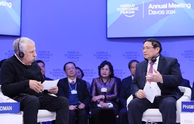 El primer ministro Pham Minh Chinh, como principal orador del Diálogo de Políticas “Vietnam: Orientación de visión global”, pronunció un discurso al participar en la Reunión FEM en Davos, Suiza, el 16 de enero de 2024. (Foto: VNA)